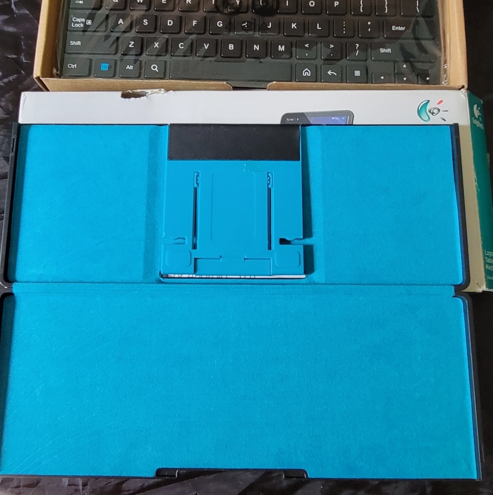 Logitech Tablet Keyboard - Picture 4 of 7